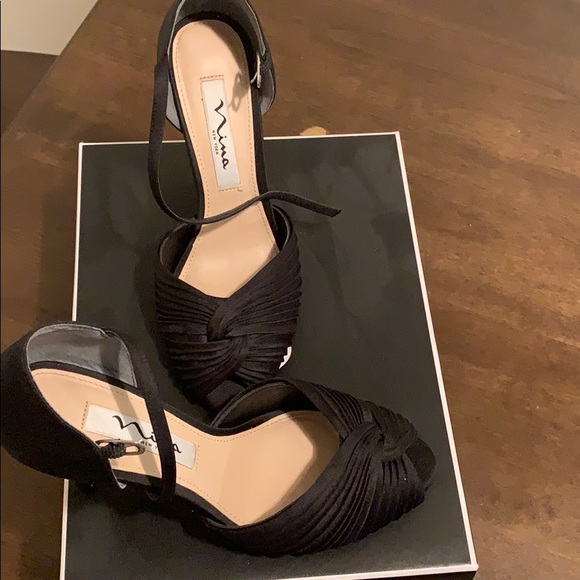 Beautiful black heels only worn once - Picture 2 of 3